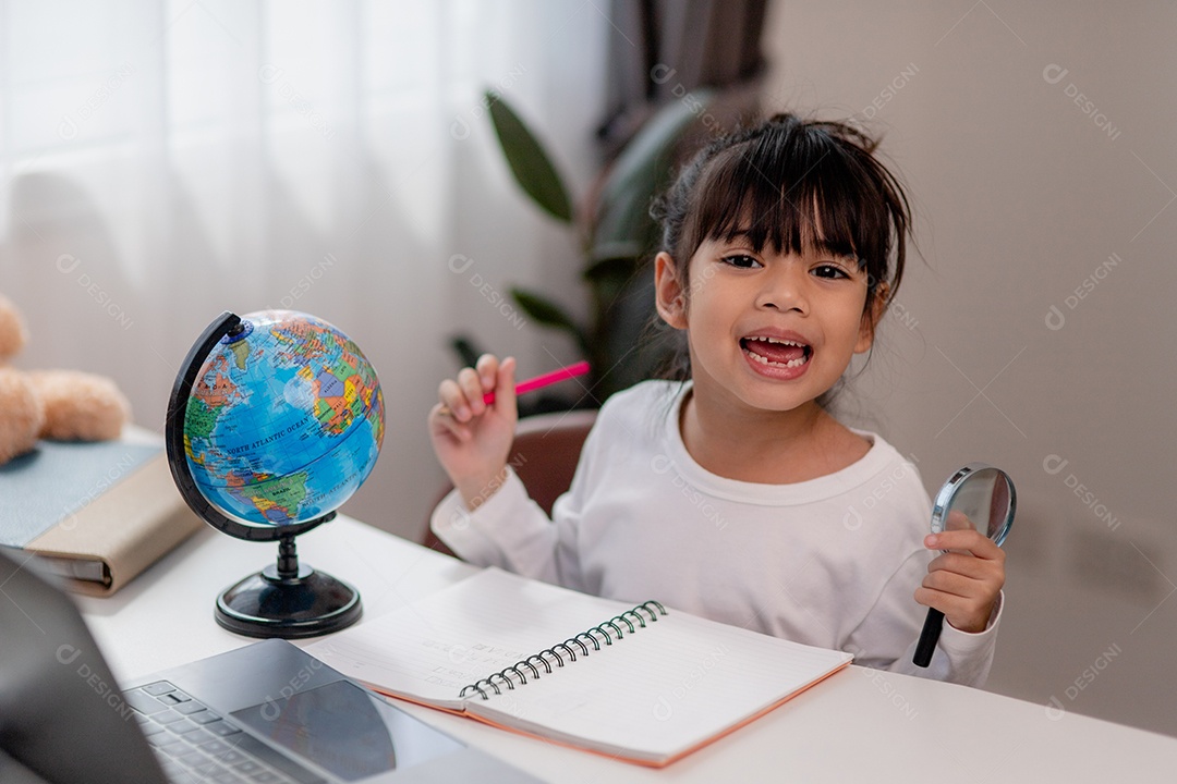 Aluna asiática fazendo sua lição de casa com o laptop em casa
