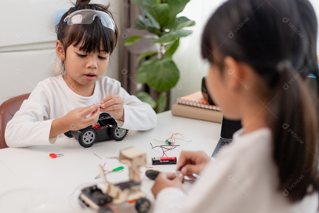 Estudantes da Ásia aprendem em casa a codificar carros robôs e eletrônicos