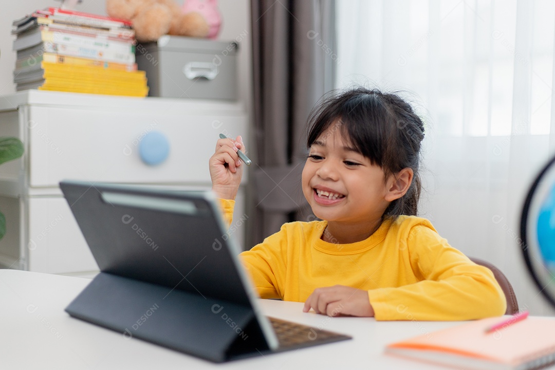 Aluna asiática fazendo sua lição de casa com tablet digital em casa