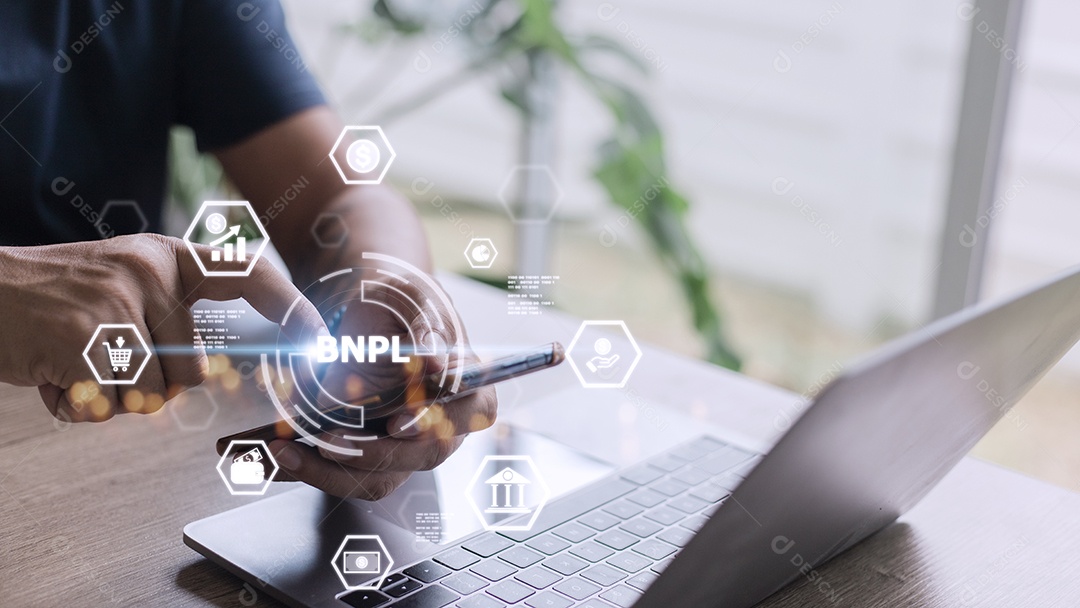 Empresários segurando um smartphone com ícones de BNPL com online