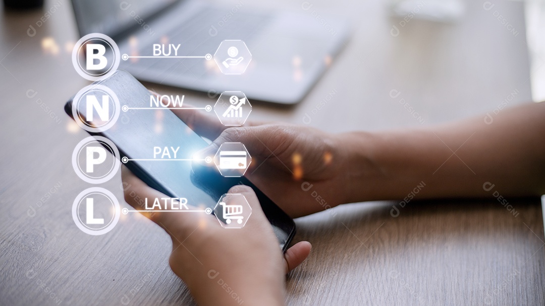 Mulheres segurando um smartphone com ícones de BNPL com compras online