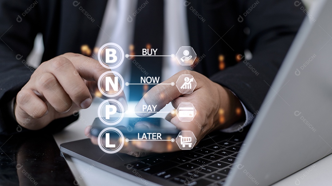 Empresários segurando um smartphone com ícones de BNPL com online