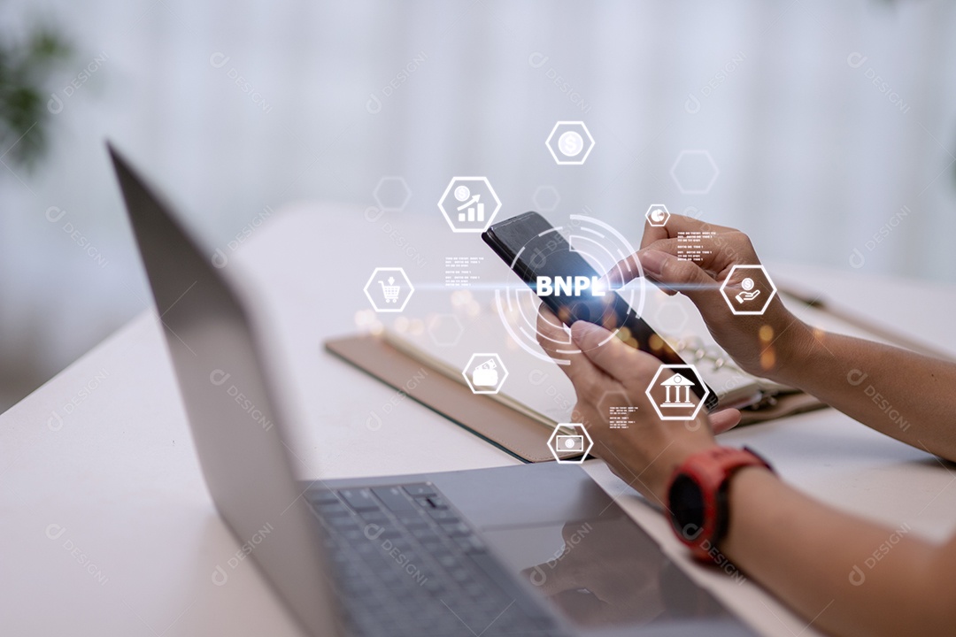 Mulher segurando um smartphone com ícones de BNPL com compras online