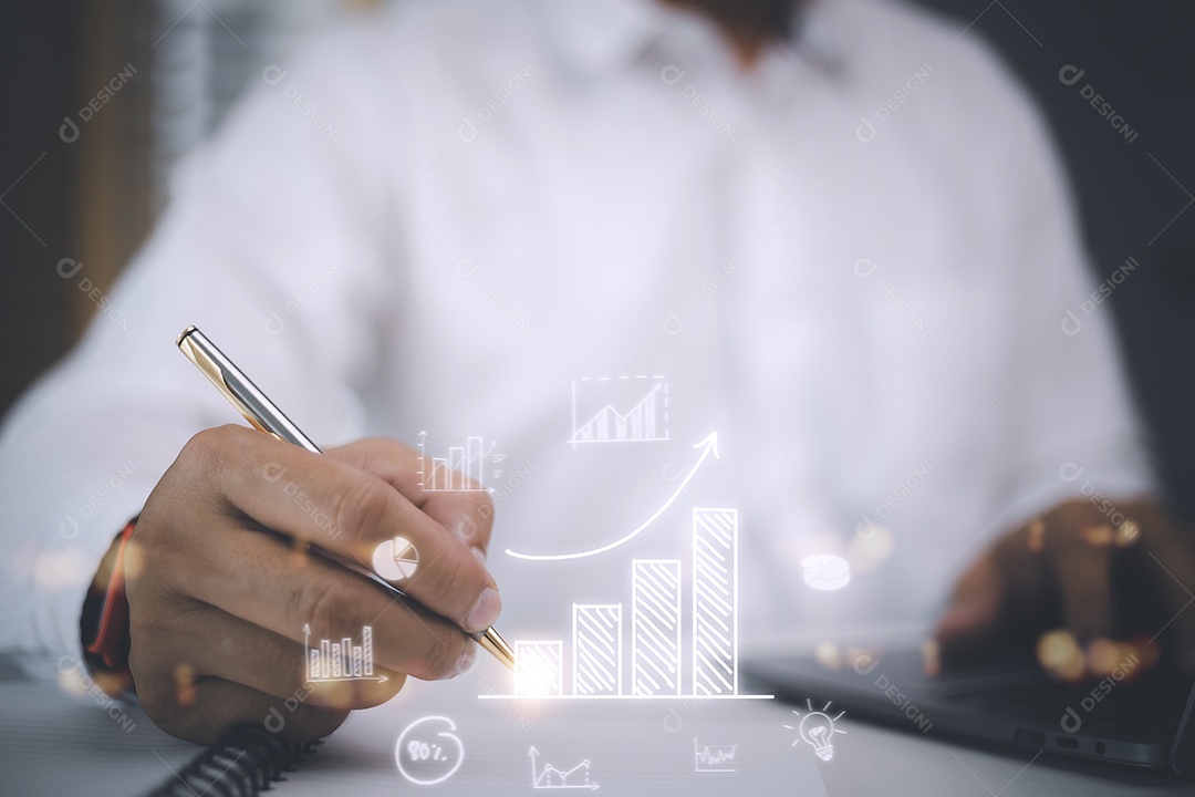 Empresário desenha uma seta de tendência crescente e um gráfico crescente