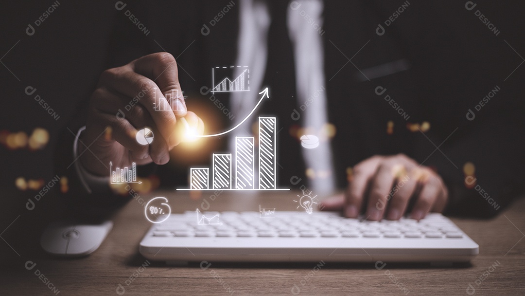 Empresário desenha uma seta de tendência crescente e um gráfico crescente