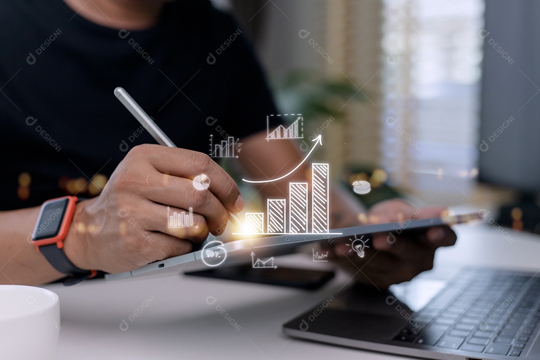 Empresário desenha uma seta de tendência crescente e um gráfico crescente