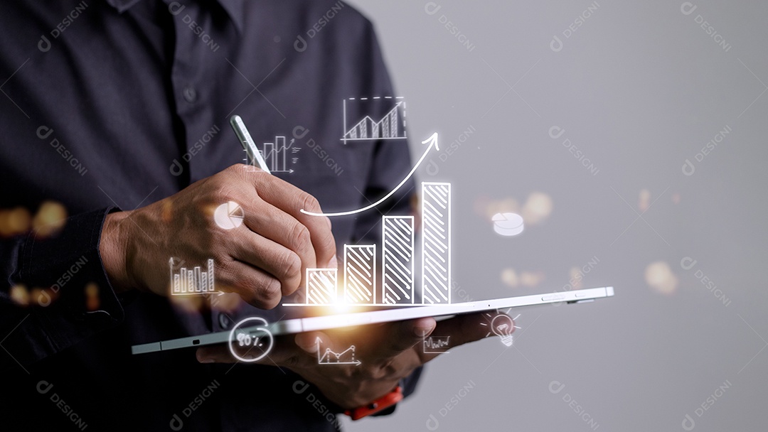 Empresário desenha uma seta de tendência crescente e um gráfico crescente