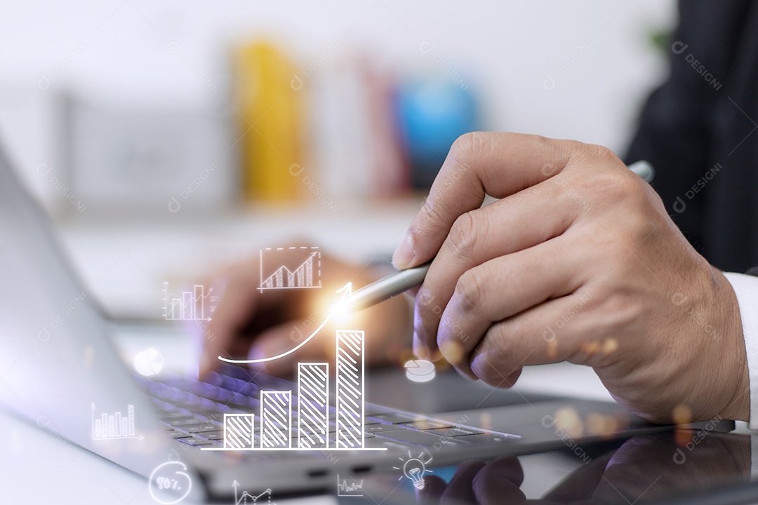 Empresário desenha uma seta de tendência crescente e um gráfico crescente