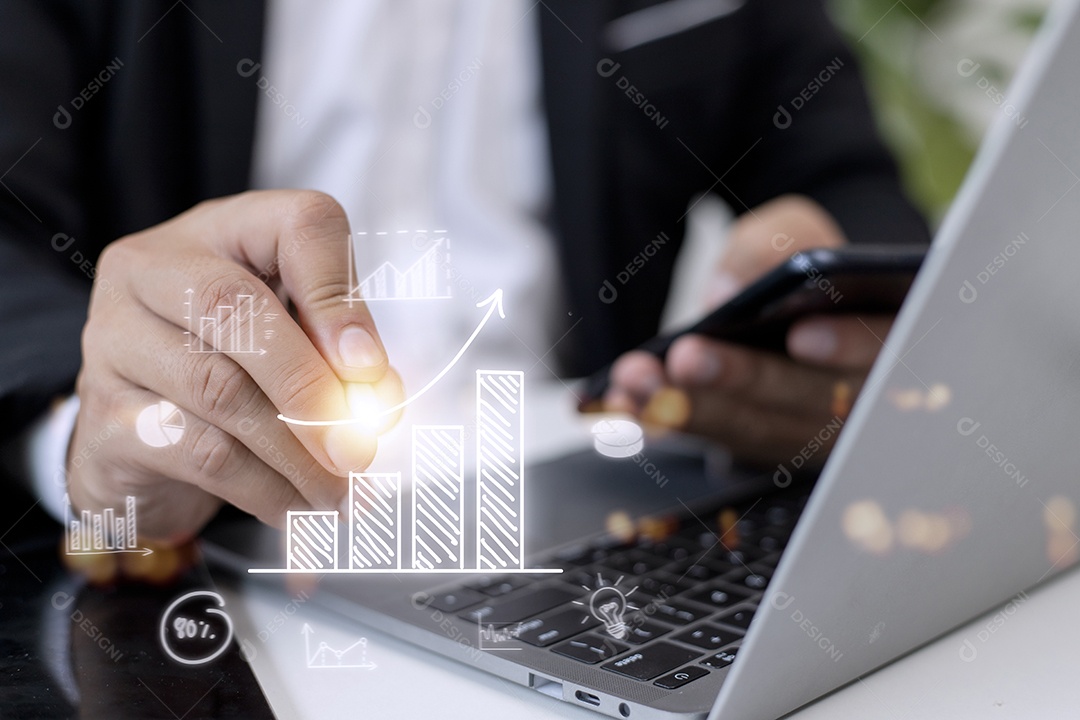 Empresário desenha uma seta de tendência crescente e um gráfico crescente