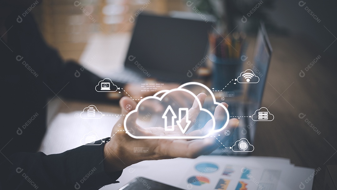 Homem com show de diagrama de computação em nuvem disponível