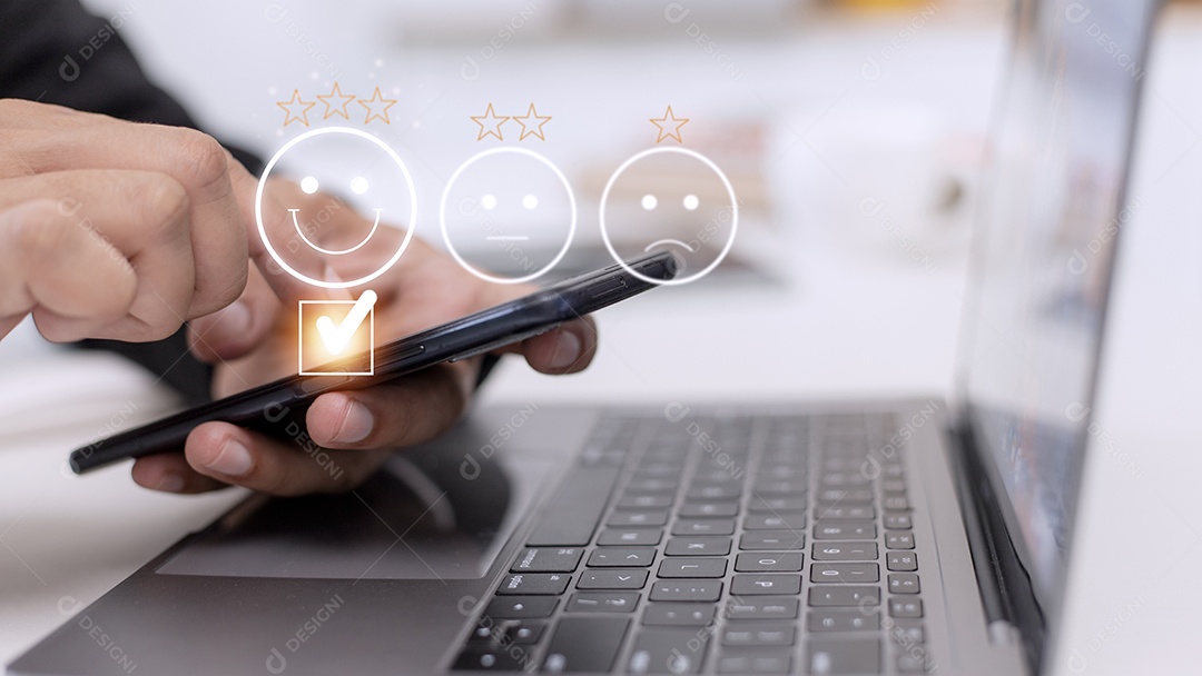 Conceito de avaliação de atendimento ao cliente. usar um smartphone é pressionar