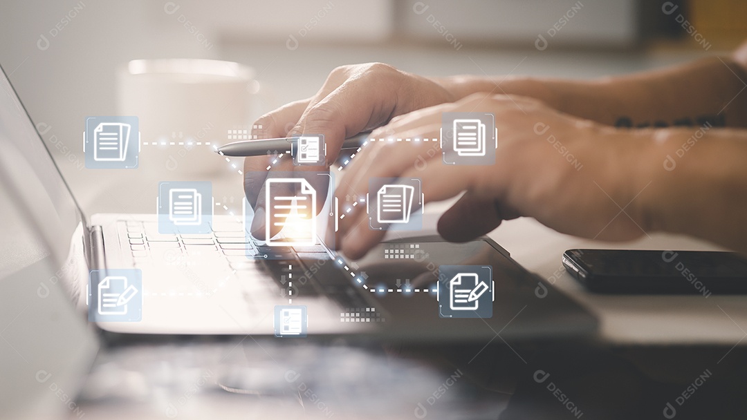 Empresário que trabalha com ícones de documentos eletrônicos, gerenciamento de documentos eletrônicos