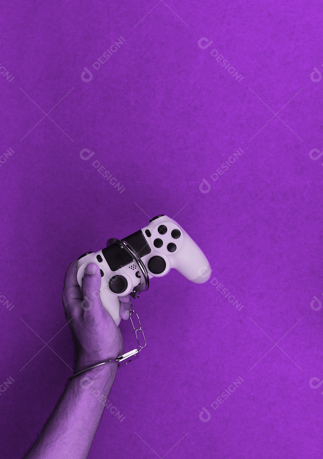 Joystick e algemas do jogo de vídeo isolados.