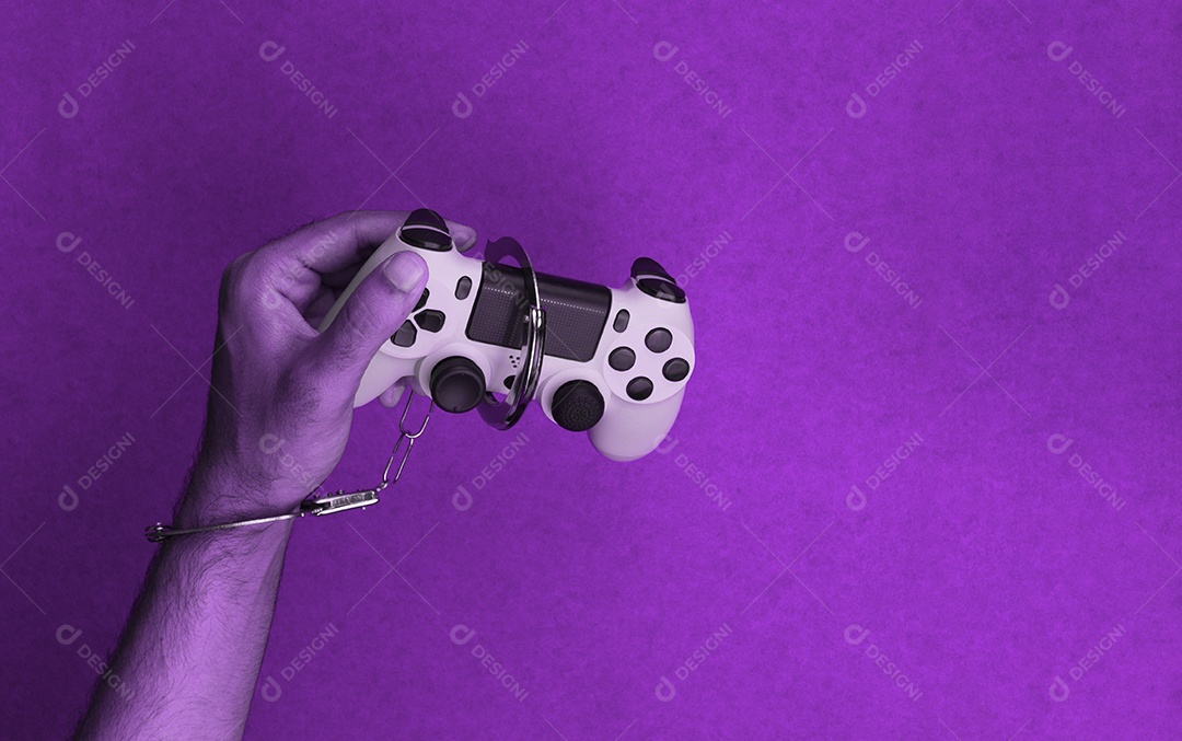 Joystick e algemas do jogo de vídeo isolados.