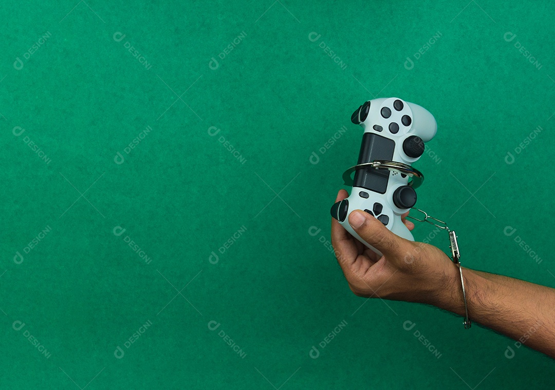 Joystick e algemas do jogo de vídeo isolados.