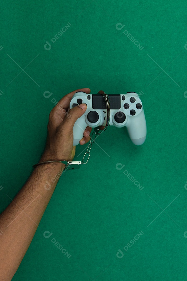 Joystick e algemas do jogo de vídeo isolados.