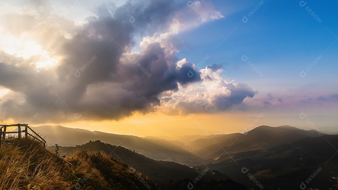 Vista da montanha Phu Chi Dao ou Phu Chee Dao em Chiang Rai, Tailândia