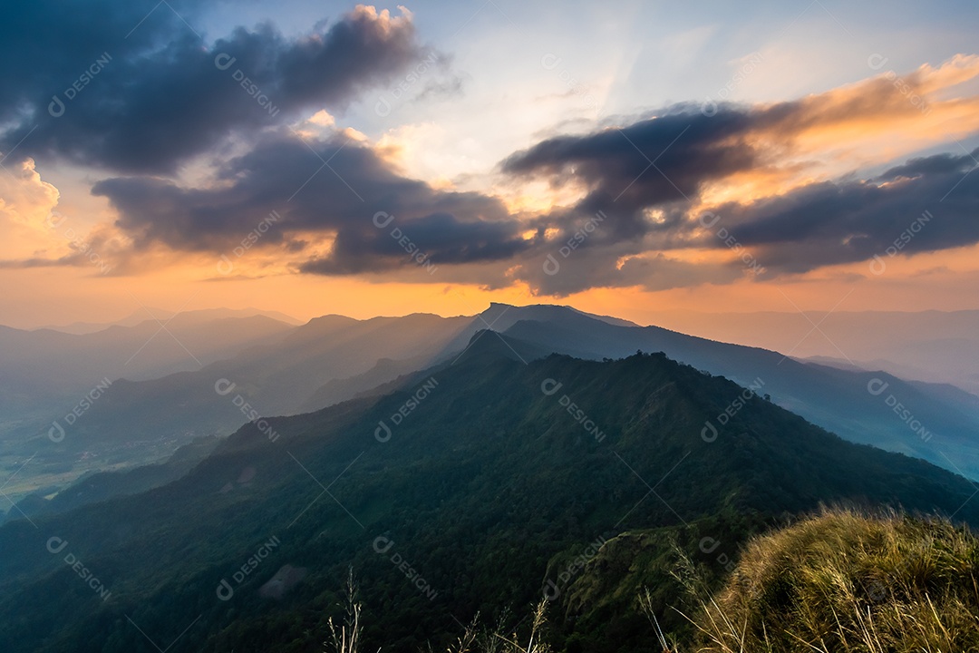 Vista da montanha Phu Chi Dao ou Phu Chee Dao em Chiang Rai, Tailândia