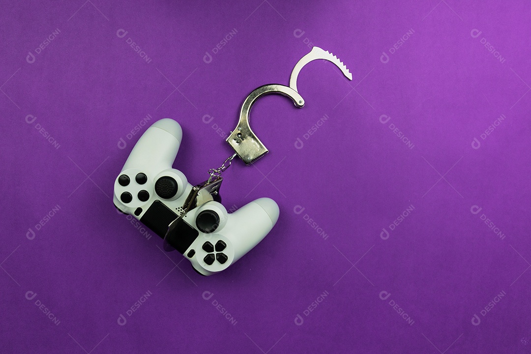 Joystick e algemas do jogo de vídeo isolados.
