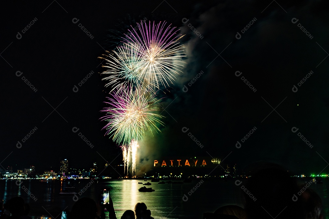 Fundo colorido abstrato de fogos de artifício ilumina o céu com exibição deslumbrante em Pattaya Tailândia
