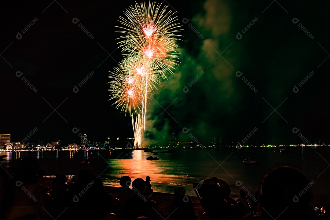 Fundo colorido abstrato de fogos de artifício ilumina o céu com exibição deslumbrante em Pattaya Tailândia