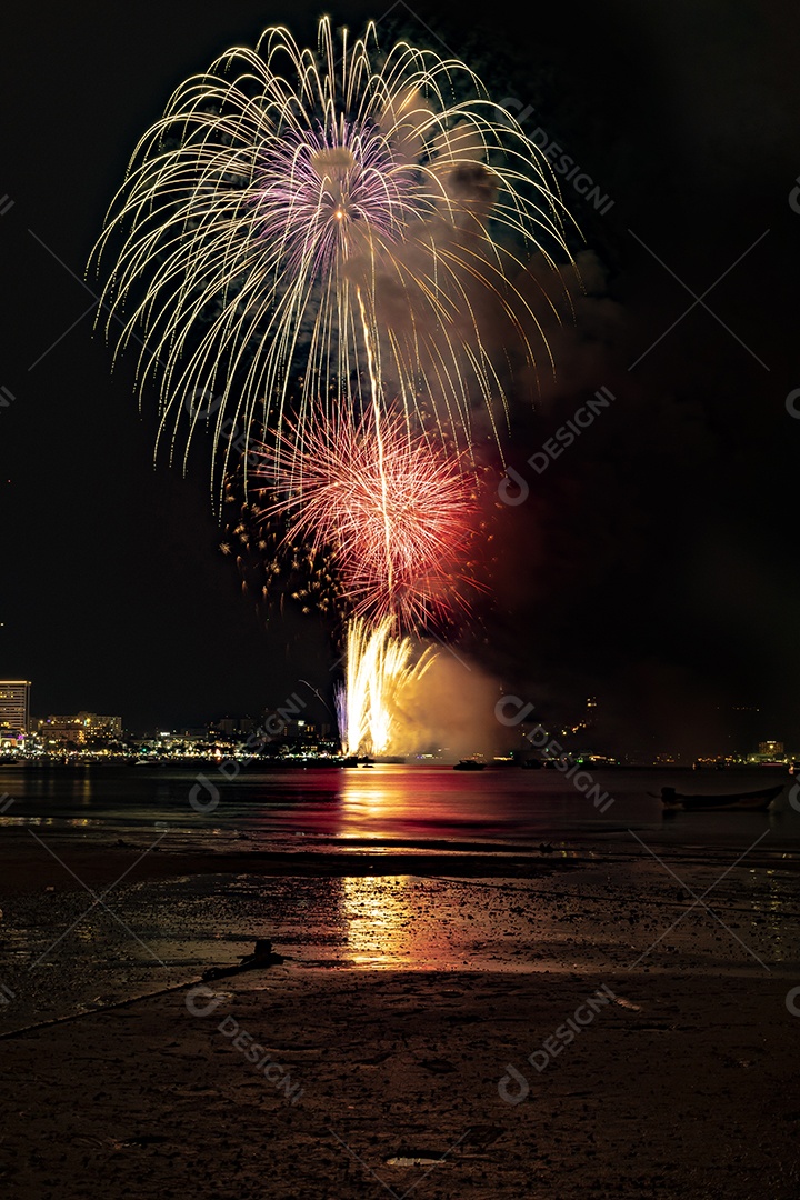 Fundo colorido abstrato de fogos de artifício ilumina o céu com exibição deslumbrante em Pattaya Tailândia