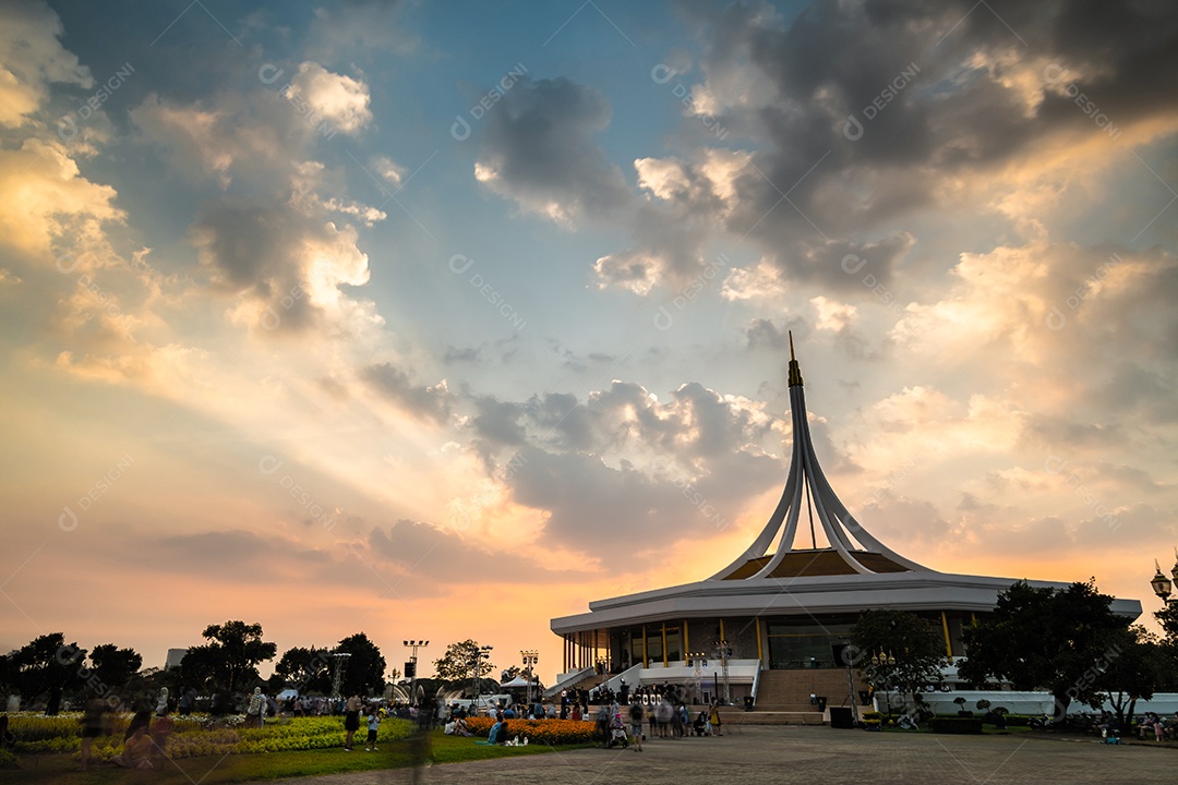 Suan Luang Rama IX no pôr do sol ou entardecer Bangkok, Tailândia