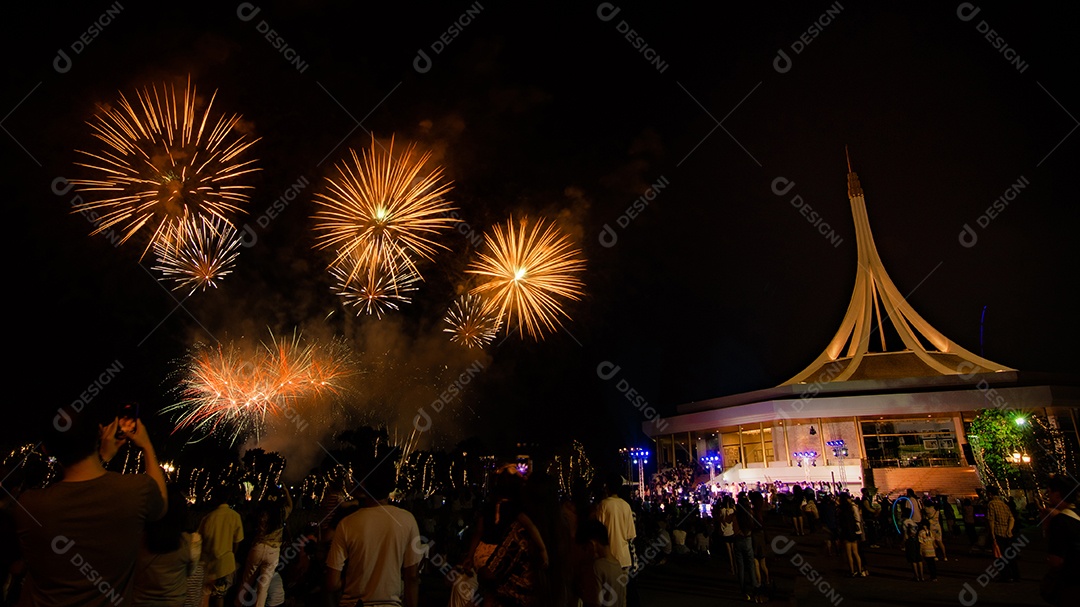 Fundo colorido abstrato de fogos de artifício ilumina o céu com exibição deslumbrante em Pattaya Tailândia