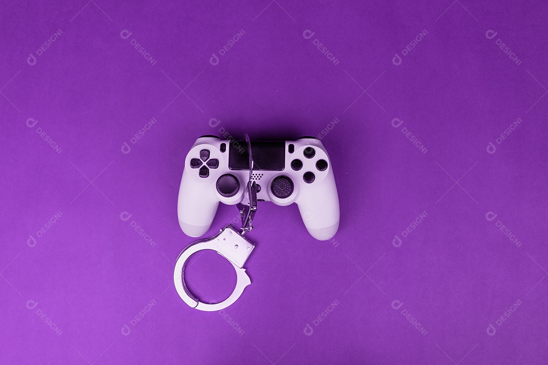 Joystick e algemas do jogo de vídeo isolados.