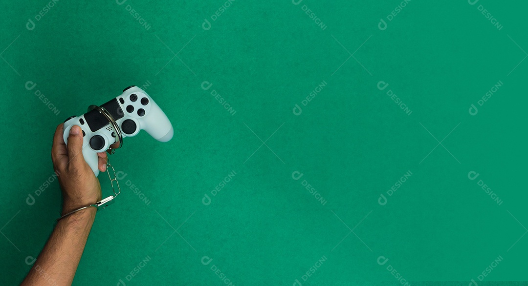 Joystick e algemas do jogo de vídeo isolados.