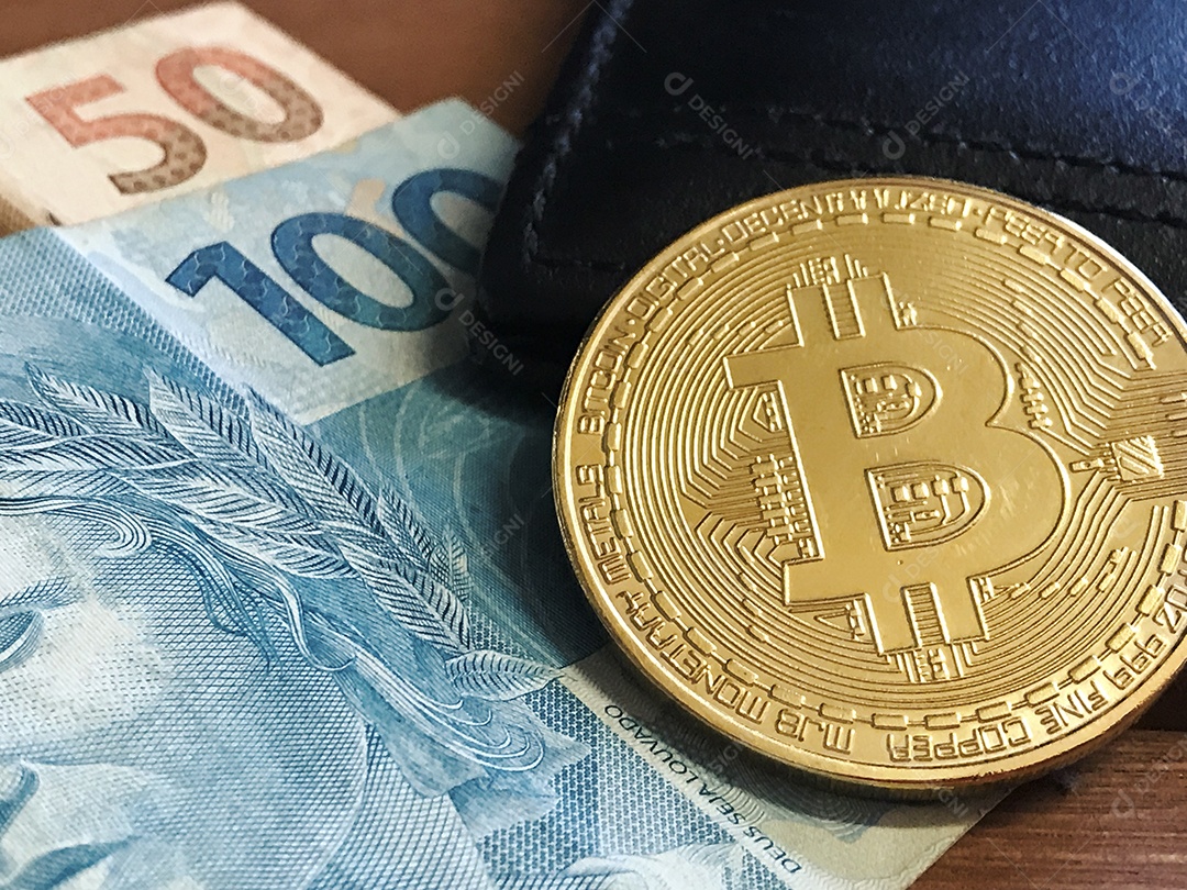 Bitcoin, dinheiro brasileiro e carteira na mesa de madeira