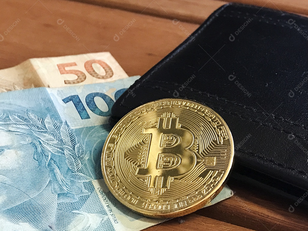 Bitcoin, dinheiro brasileiro e carteira na mesa de madeira