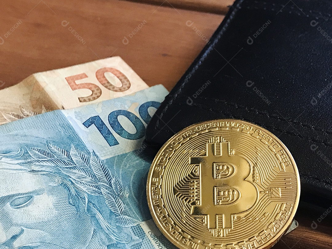 Bitcoin, dinheiro brasileiro e carteira na mesa de madeira