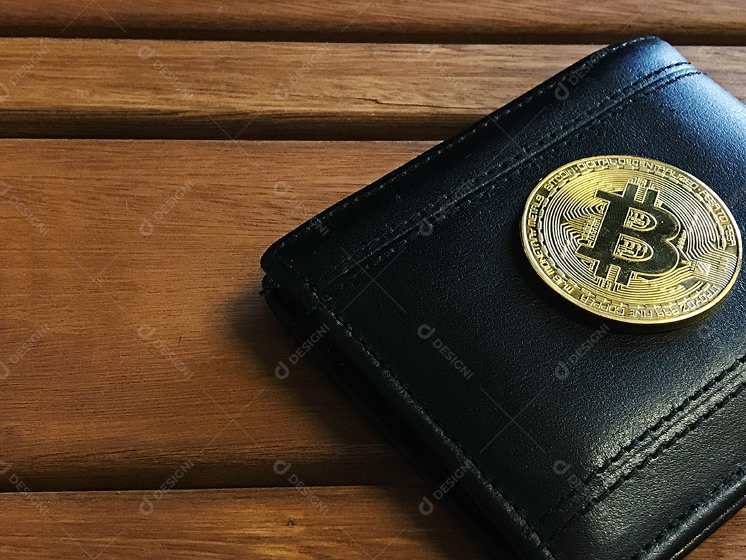 Bitcoin e carteira na mesa de madeira