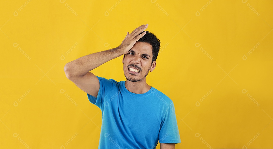 Homem negro bonito com camisa azul em amarelo.