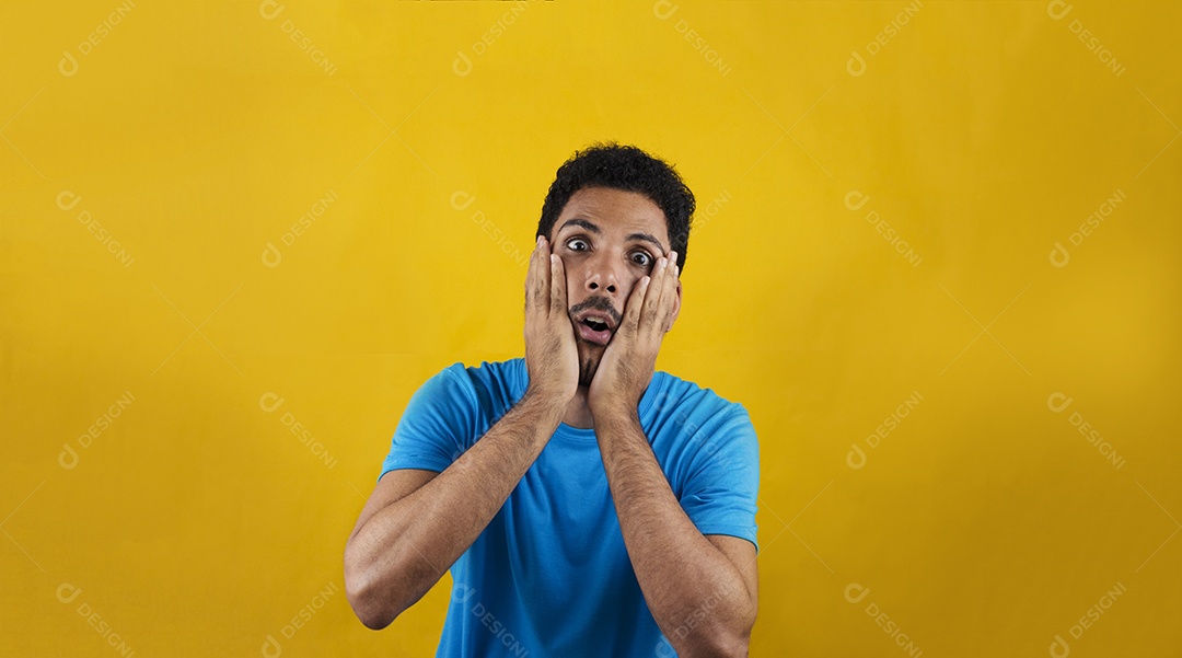 Homem negro bonito com camisa azul em amarelo.