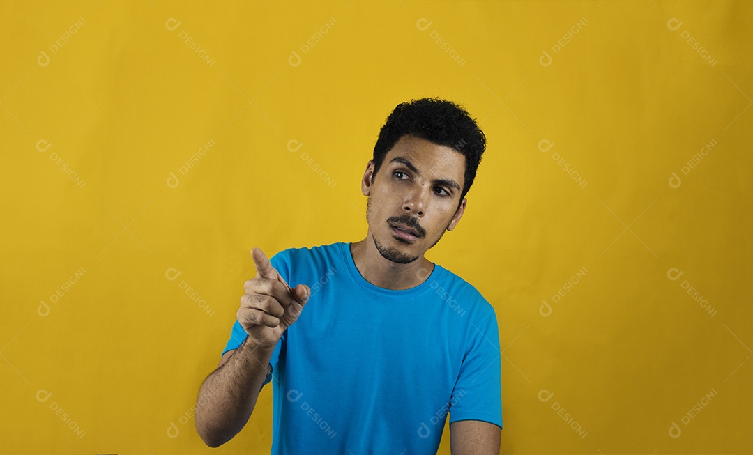 Homem negro bonito com camisa azul em amarelo.