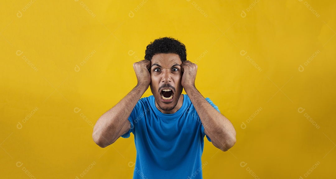 Homem negro bonito com camisa azul em amarelo.