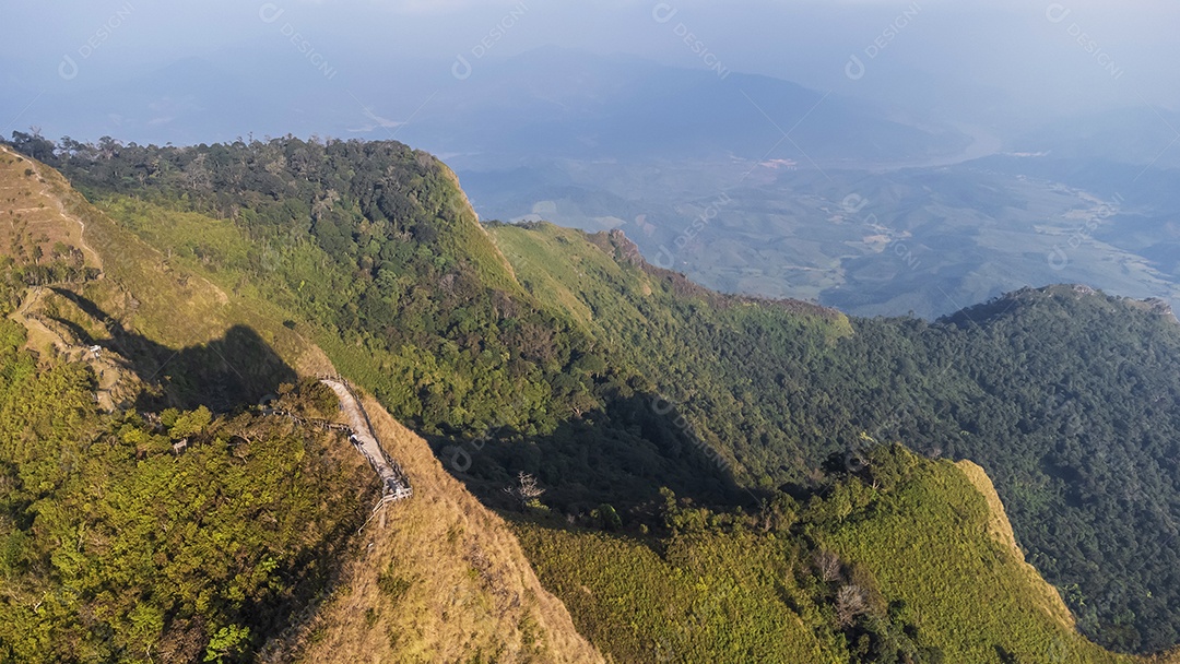 Vista aérea do Parque Nacional de Phu Lanka, província de Phayao, ao norte da Tailândia