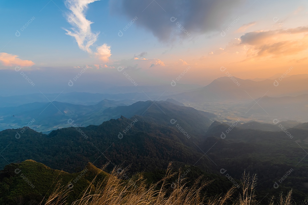 Vista da montanha Phu Chee Fah em Chiang Rai, Tailândia