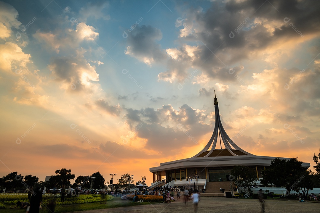 Suan Luang Rama IX no pôr do sol ou entardecer Bangkok, Tailândia