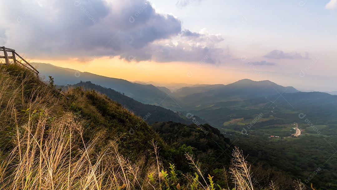 Vista da montanha Phu Chi Dao ou Phu Chee Dao em Chiang Rai, Tailândia