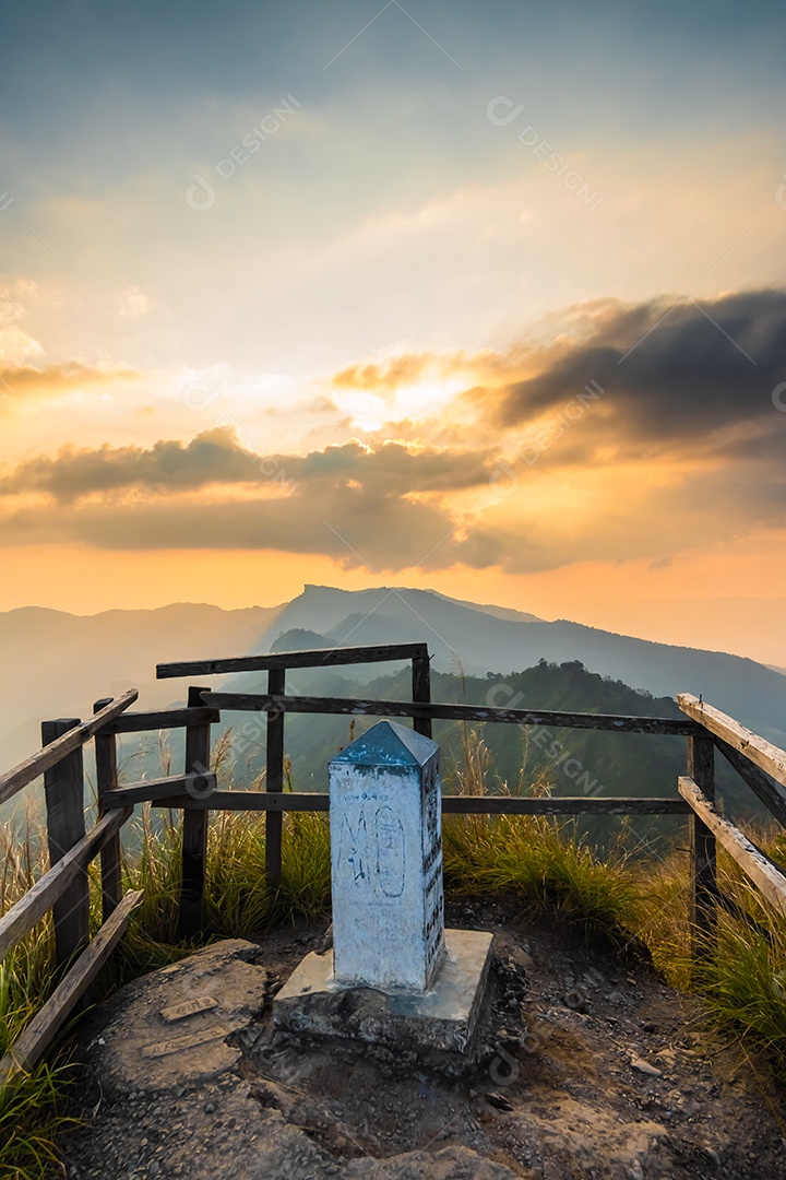 Vista da montanha Phu Chi Dao ou Phu Chee Dao em Chiang Rai, Tailândia