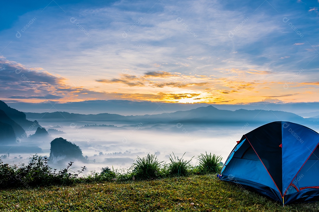 paisagem de montanhas nevoeiro e tenda Phu Lanka National Park Phayao província norte da Tailândia