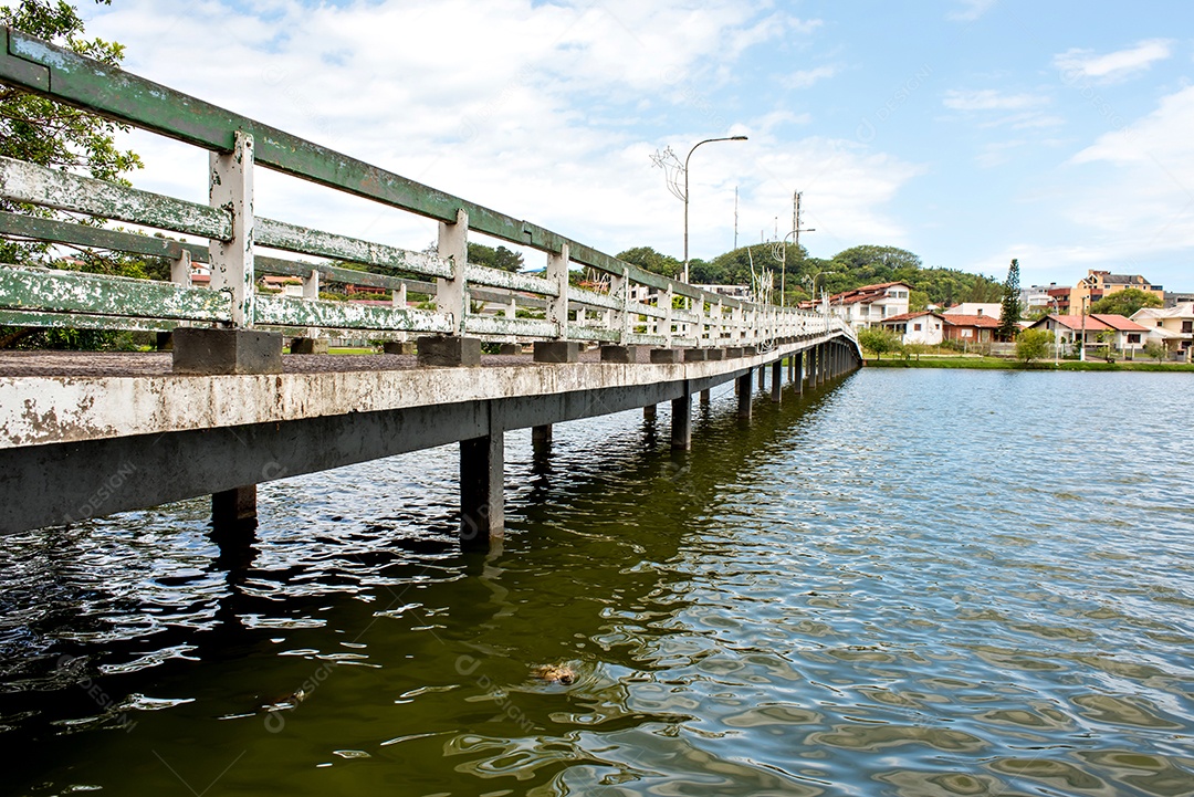 Ponte sobre o grande lago na cidade de Torres, Rio Grande do Sul