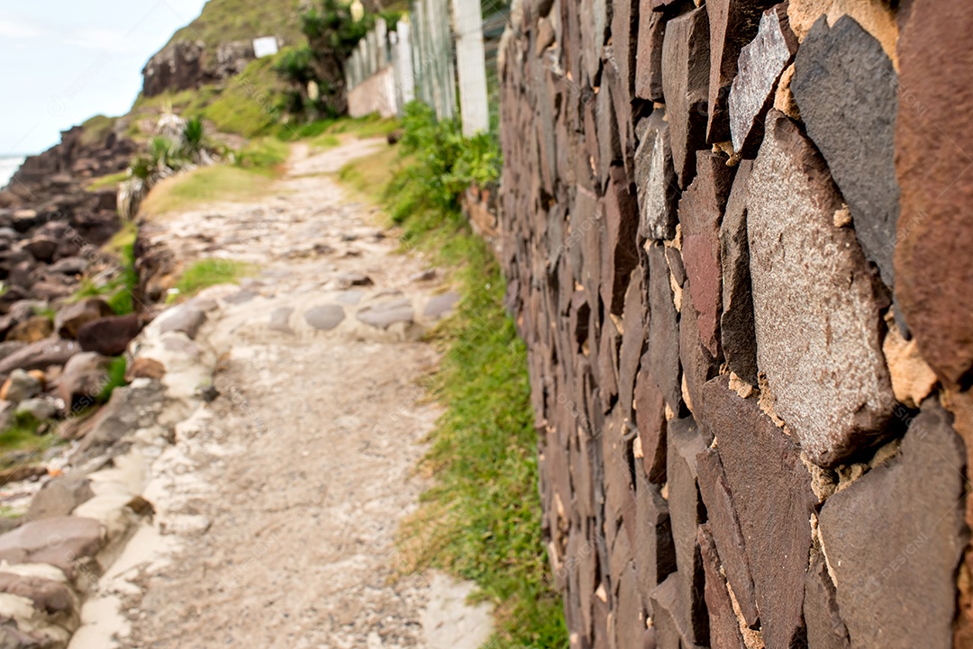 Parede de pedra com caminho desfocado