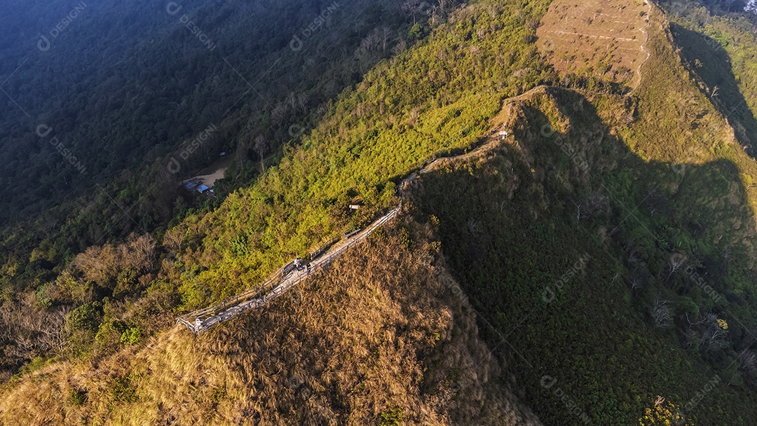 Vista da montanha Phu Chi Dao ou Phu Chee Dao em Chiang Rai, Tailândia