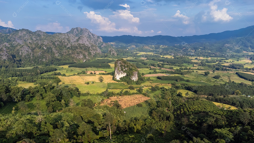 Vista aérea do Parque Nacional de Phu Lanka, província de Phayao, ao norte da Tailândia