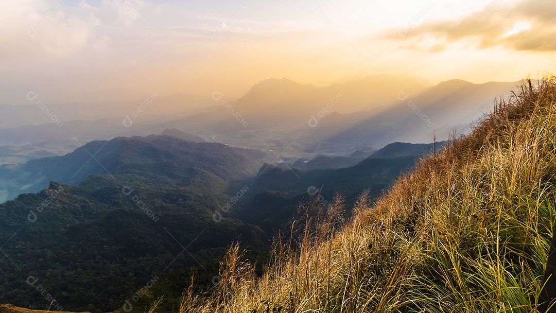 Vista da montanha Phu Chi Dao ou Phu Chee Dao em Chiang Rai, Tailândia