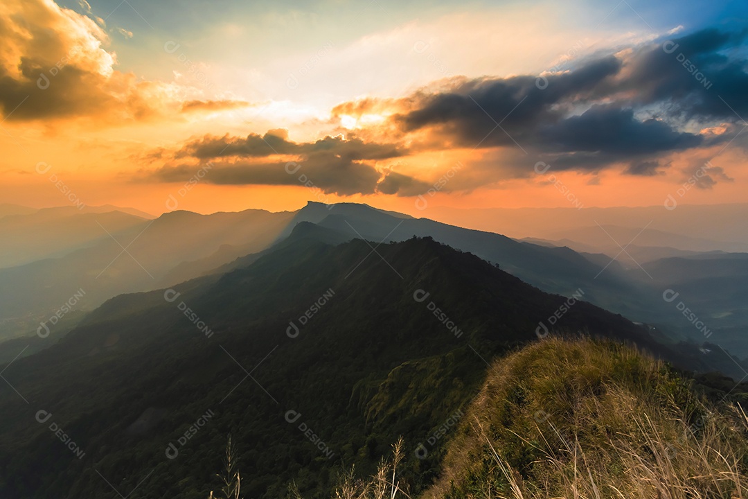 Vista da montanha Phu Chi Dao ou Phu Chee Dao em Chiang Rai, Tailândia